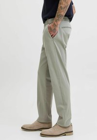 Jack & Jones JPSTKANE BARRET - Pantalones - mulled basil