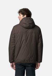 Giacca imbottita marrone con cappuccio, caratterizzata da una texture liscia e polsini elastici. La vista posteriore mostra un taglio dritto e cuciture minimali.