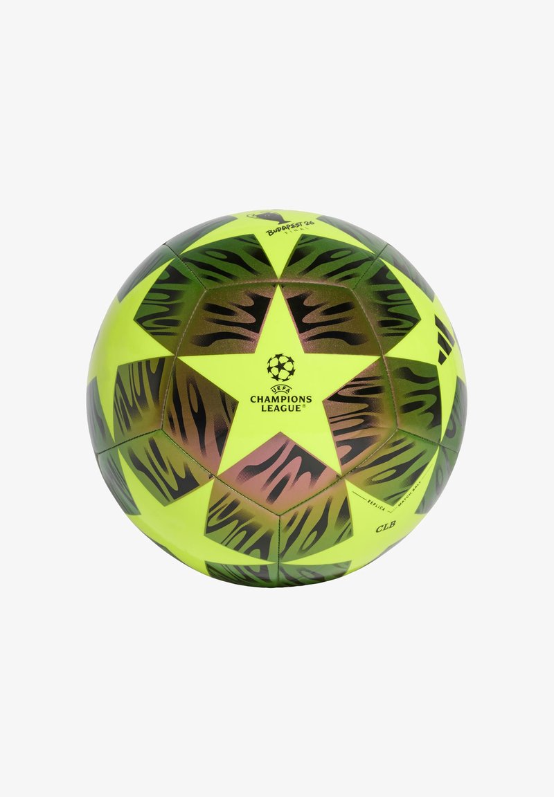 Φωτεινή κίτρινη και μαύρη μπάλα ποδοσφαίρου UEFA Champions League με σχέδια αστεριών και κείμενο "Budapest 26" στην κορυφή.