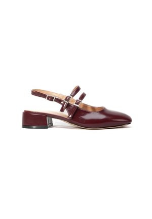 Chaussure slingback en cuir verni bordeaux avec doubles brides à boucles, talon bloc bas, et pointe pointue sur fond blanc.