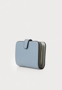 Portafoglio blu strutturato di forma rettangolare, chiuso da una patta. Presenta una zip visibile lungo il bordo e un trim nero a contrasto.