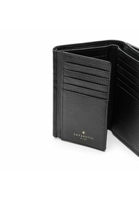 Cartera de cuero negra con un acabado texturizado. Presenta múltiples compartimentos para tarjetas y un espacio para billetes. La marca en dorado es visible en la parte inferior.