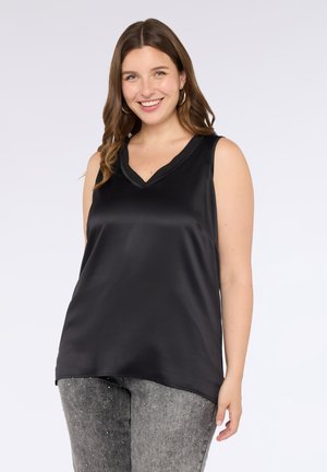 Zwarte satin zonder mouwen top met een V-hals en een zachte textuur. Beschikt over een ontspannen pasvorm, licht afgeronde onderkant en contrasterende afwerking.