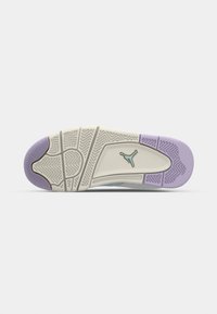 Semelle de chaussure avec design en caoutchouc texturé ; base blanche, accents violets et logo Jordan. Motif de crampons distinct pour une meilleure adhérence.