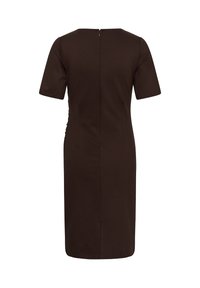 Robe marron foncé longueur genou avec manches courtes et fermeture éclair au dos, vue de dos sur fond blanc.