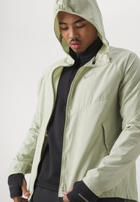 Nike Performance MILER - Vindjakke - olive aura