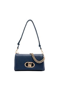 Borsa in pelle blu scuro con forma strutturata, tracolla in catena dorata e dettaglio a chiusura ovale ben in evidenza nella parte anteriore.