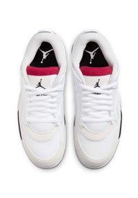Scarpe sportive bianche con accenti neri e rossi. Presentano una parte superiore in rete, un colletto imbottito e una suola in gomma. Logo Jumpman prominente sulle sole interne.