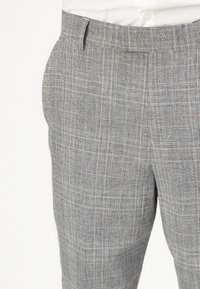 Grau karierte Hosen mit hellblauen und pfirsichfarbenen Akzenten, mit glatter Textur und tailliertem Schnitt, ausgestattet mit Seitentaschen und Gürtelschlaufen.