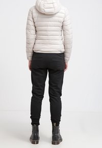 United Colors of Benetton Bunda z prachového peří - off-white