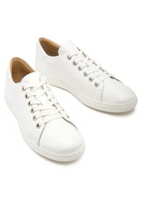 Vita lädersneakers med en texturerad yta, med rund tå, platta snörningar, metallöglor och en beige inredning.