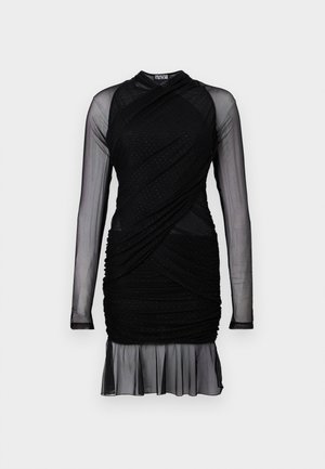 Robe noire avec de longues manches transparentes, texture froncée, ourlet à volants superposés et motif à pois subtil, conçue pour une silhouette ajustée.