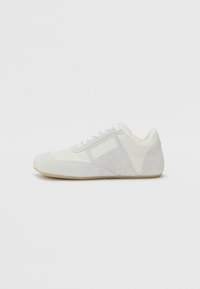 Sneakers - white