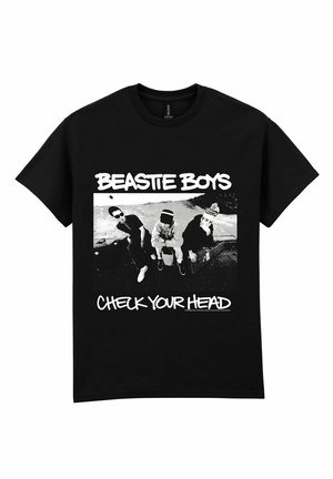 Sort bomulds T-shirt med et grafisk motiv af tre figurer i sort og hvid, med teksten "BEASTIE BOYS" og "CHECK YOUR HEAD" i fed hvid skrift.