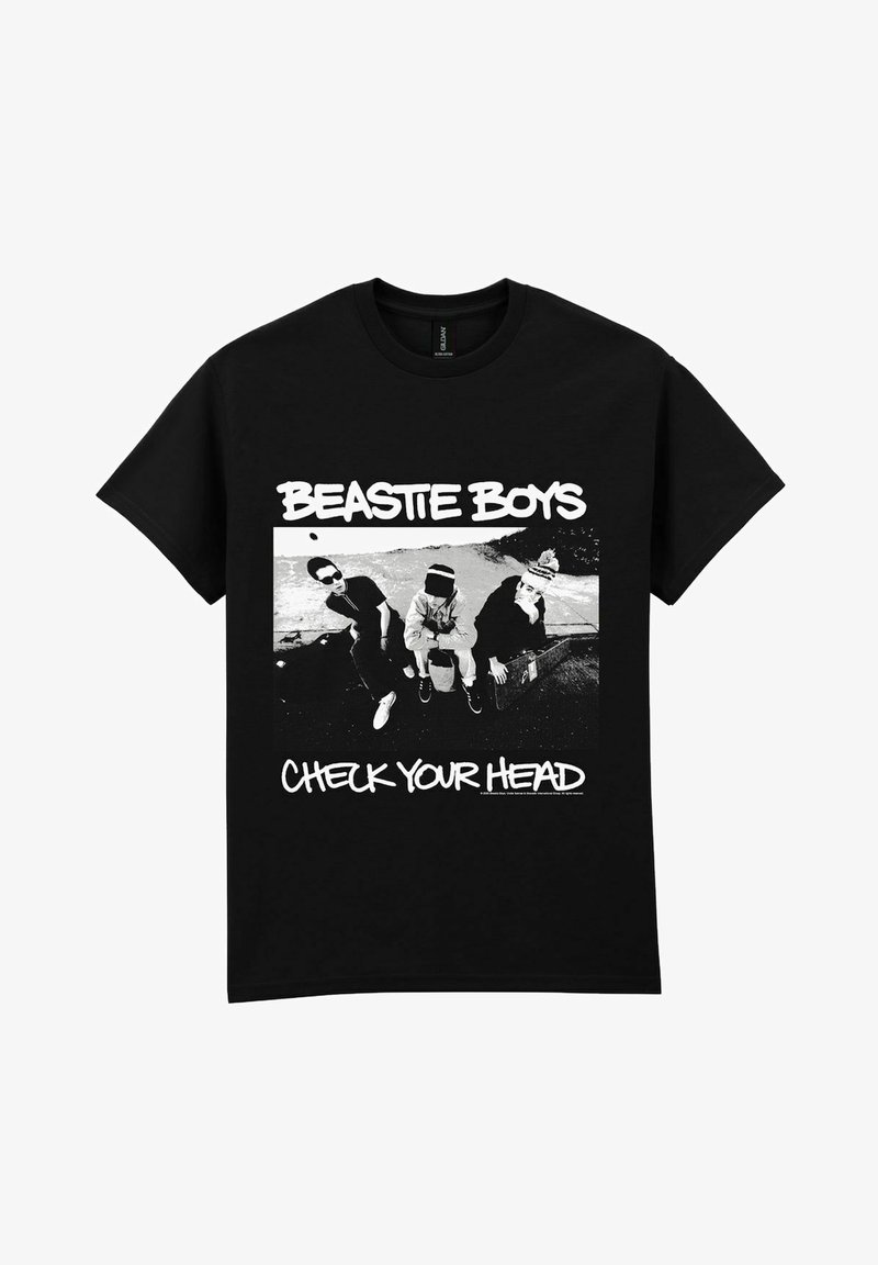 Černé bavlněné tričko se grafikou tří postav v černé a bílé, s textem "BEASTIE BOYS" a "CHECK YOUR HEAD" v tučné bílé barvě.