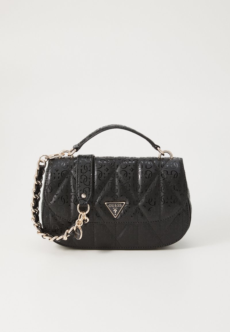 Czarna torebka syntetyczna z pikowanym wzorem, akcentami z logo i łańcuchowym paskiem. Posiada uchwyt na górze oraz metalowe detale.