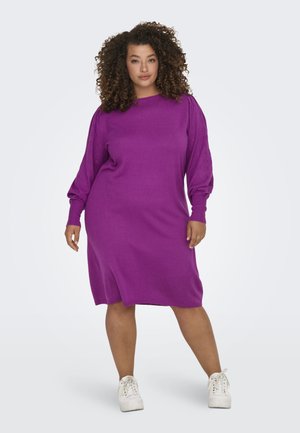 Robe tricotée violette avec de longues manches bouffantes présentant des détails en œillets. Coupe droite, ourlet côtelé et tricot texturé sur l'ensemble.