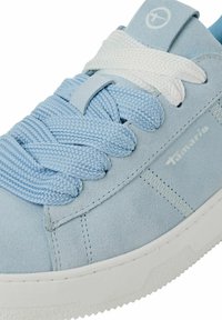 Sneaker in suede blu chiaro con tessuto testurizzato, lacci intrecciati bianchi, punta rotonda e suola in gomma testurizzata con cuciture sottili.
