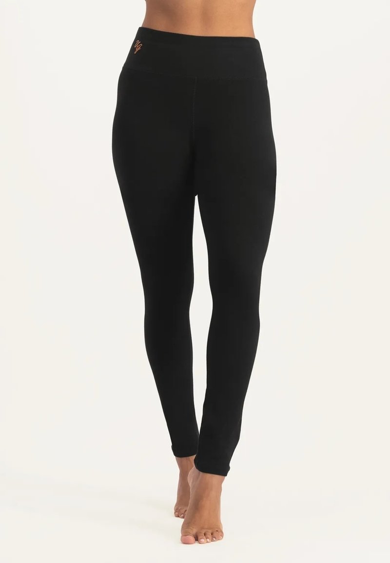 Schwarze, knöchellange Leggings mit einem breiten Bund, die subtile Nähte und ein kleines Logo-Detail am Bund aufweisen.