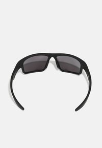 Schwarze Sonnenbrille mit einem schlanken, modernen Design. Dunkle Gläser und ein mattes Gestell. Abgerundete Bügel für Komfort und Stabilität. Keine sichtbaren Muster oder Akzente.