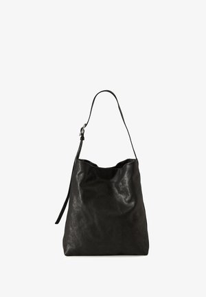 Zwarte leren schoudertas met een enkele verstelbare riem en een losse, ongestructureerde rechthoekige vorm.