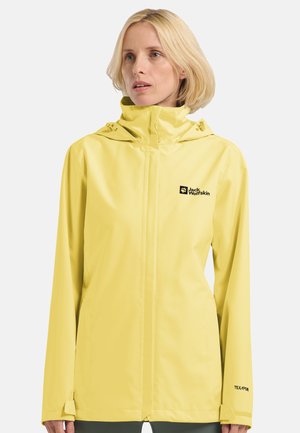 Gele waterdichte jas met een hoge kraag, verstelbare capuchon en ritssluiting aan de voorkant. Kenmerkt zich door het Jack Wolfskin-logo op de borst.
