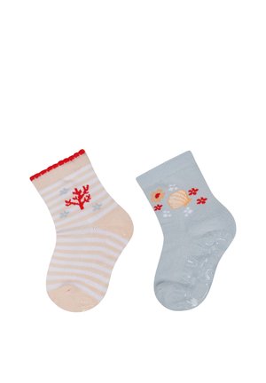 Zwei Kinderknöchelsocken, eine beige mit rotem Korallen- und Streifenmuster, die andere hellblau mit Muschel- und Blumenmustern.