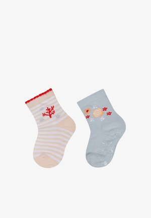 Zwei Kinderknöchelsocken, eine beige mit rotem Korallen- und Streifenmuster, die andere hellblau mit Muschel- und Blumenmustern.