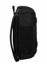 Zaino nero dal design elegante, realizzato in un tessuto testurizzato, con tasca laterale e spallacci regolabili. Include una maniglia superiore e fibbie sicure.