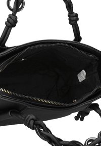 Borsa nera in pelle con manici annodati, cerniera superiore aperta che rivela l'interno in tessuto nero e una piccola etichetta bianca all'interno.