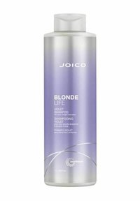 Lila shampoo i en klar, cylinderformad flaska med en gradient från silver till lavendel. Med vit text och en silvervirveldesign.
