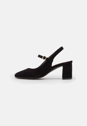 Czarny zamszowy damski but typu slingback na słupku z paseczkiem i złotą klamrą, pokazany z profilu na białym tle.