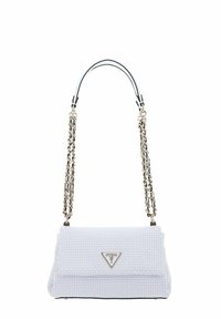 Borsa a tracolla intrecciata bianca con logo triangolare, accessori in argento e tracolla a catena con accentuazione in pelle. Forma rettangolare compatta.