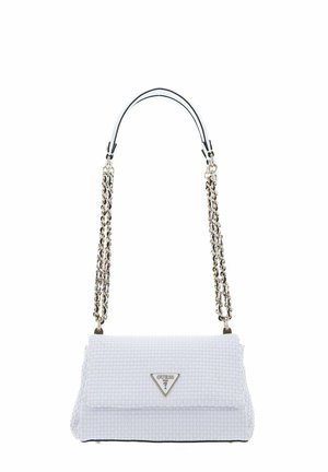 Borsa a tracolla intrecciata bianca con logo triangolare, accessori in argento e tracolla a catena con accentuazione in pelle. Forma rettangolare compatta.
