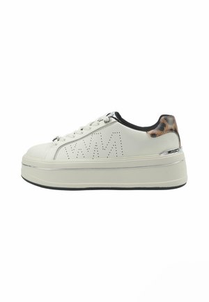 Sneakers platform bianchi con dettagli neri. Realizzati in materiale morbido, presentano un design perforato, una parte posteriore testurizzata a contrasto e dettagli in argento.