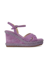 Lila Wildleder Wedge-Sandalen mit Kreuzriemen, verstellbarem Knöchelriemen und einem dekorativen geflochtenen Akzent auf der Plattform.