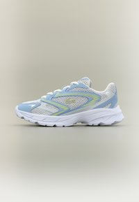 Λευκό και ανοιχτό μπλε παπούτσι για τρέξιμο με πλέγμα στην επάνω πλευρά, κίτρινες διακριτικές γραμμές, κλείσιμο με κορδόνια και παχύ λευκό πέλμα σε ουδέτερο φόντο.