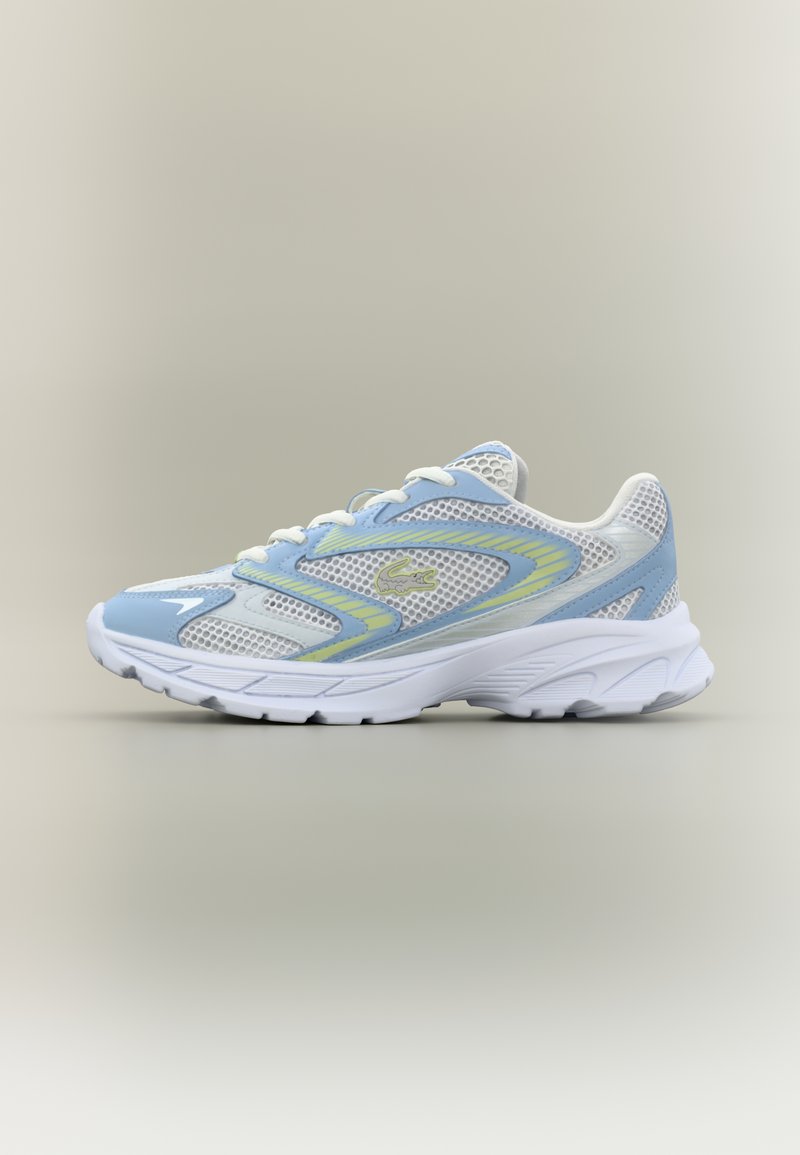 Λευκό και ανοιχτό μπλε παπούτσι για τρέξιμο με πλέγμα στην επάνω πλευρά, κίτρινες διακριτικές γραμμές, κλείσιμο με κορδόνια και παχύ λευκό πέλμα σε ουδέτερο φόντο.