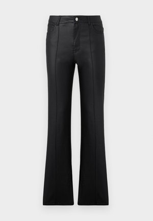 Čierne rozšírené nohavice vyrobené z hladkého syntetického materiálu, s vysokým pásom, prednými vreckami a viditeľným švom pozdĺž nôh.