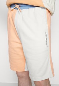 Scotch & Soda Calções - orange/offwhite/blue