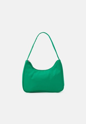 Sac à bandoulière vert avec une sangle unique et une fermeture éclair supérieure, présenté sur un fond gris clair uni.