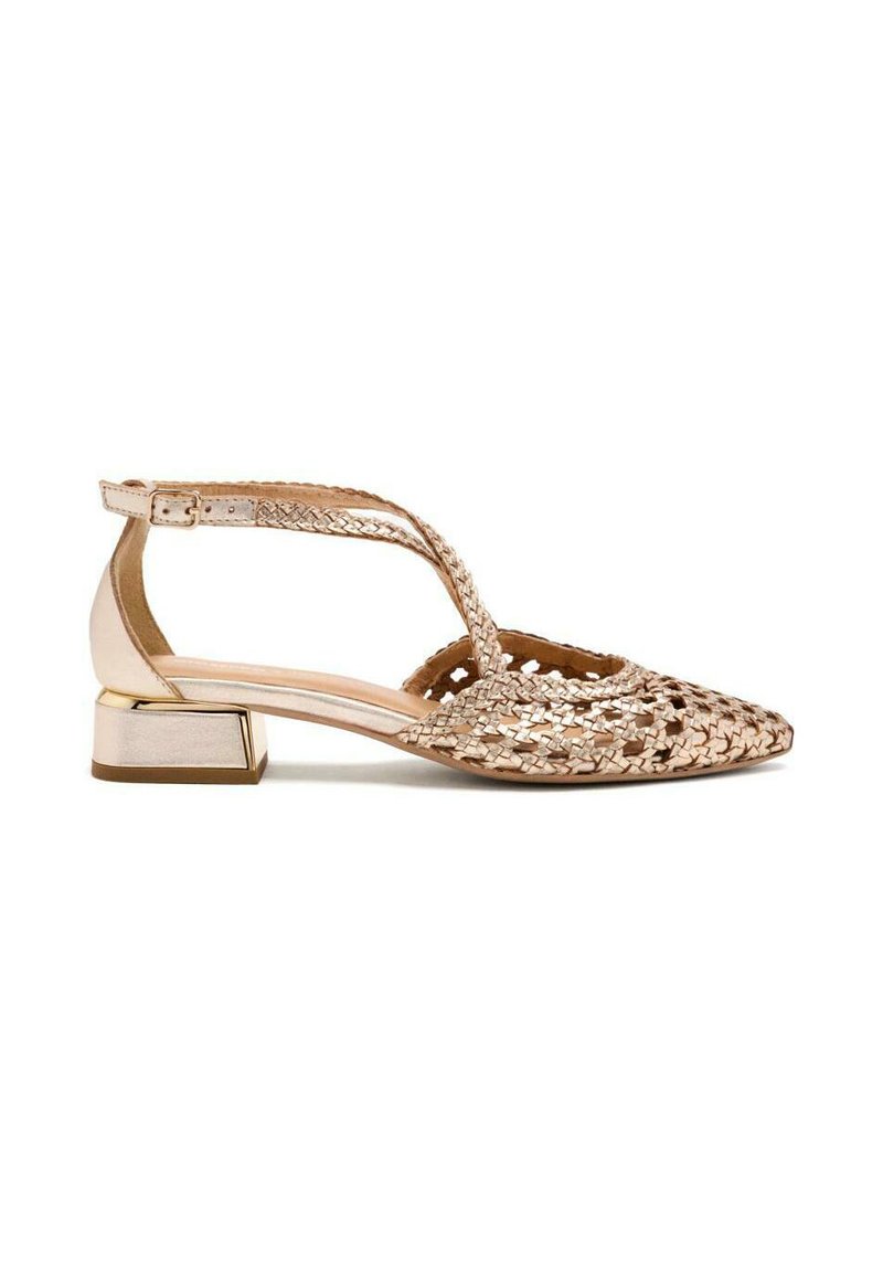 Zapatos bajos de tacón bajo de metal dorado, con punta afilada, tira en el tobillo y tacón geométrico, que presentan detalles troquelados para una mejor transpiración.