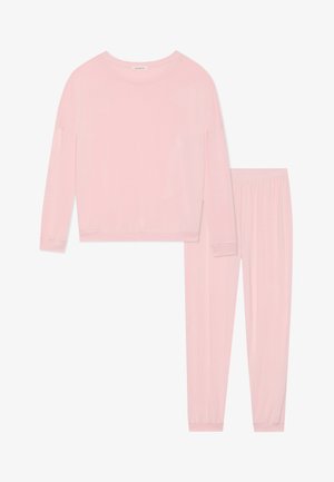 Világos rózsaszín loungewear szett, amely hosszú ujjú, kerek nyakú, laza szabású felsőből áll, amelyet illeszkedő, gumis derekú nadrággal párosítottak.