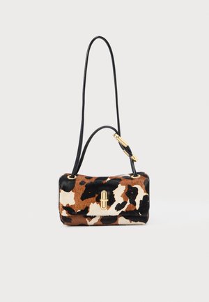 Mini tas van koeienhuid in bruin en zwart luipaardprint, met een zwarte leren band en gouden metalen accenten. Compact rechthoekig ontwerp.