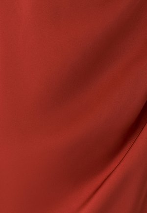 Červená tkanina s hladkou, saténovou textúrou, s jemným drapovaním a bez viditeľných vzorov alebo hardvéru.