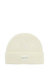 Beanie in crema lavorato a maglia con orlo piegato. Presenta un piccolo etichetta quadrata con "AX" in argento, che mette in mostra un motivo testurizzato su tutta la superficie.