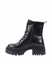 Czarne botki za kostkę z błyszczącej skóry, z sznurowanym przodem, bocznym zamkiem błyskawicznym i masywną, teksturowaną gumową podeszwą.