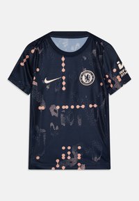 Nogometna majica Chelsea FC v mornarsko modri barvi z rožnatimi abstraktnimi vzorci; izdelana iz gladkega poliestra; ima krožni ovratnik in klubovski logotip na prsih.
