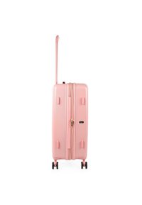 Maleta rígida en rosa pastel, con un mango telescópico, doble cremallera y cuatro ruedas. Presenta parachoques laterales y una etiqueta con el logotipo de la marca.