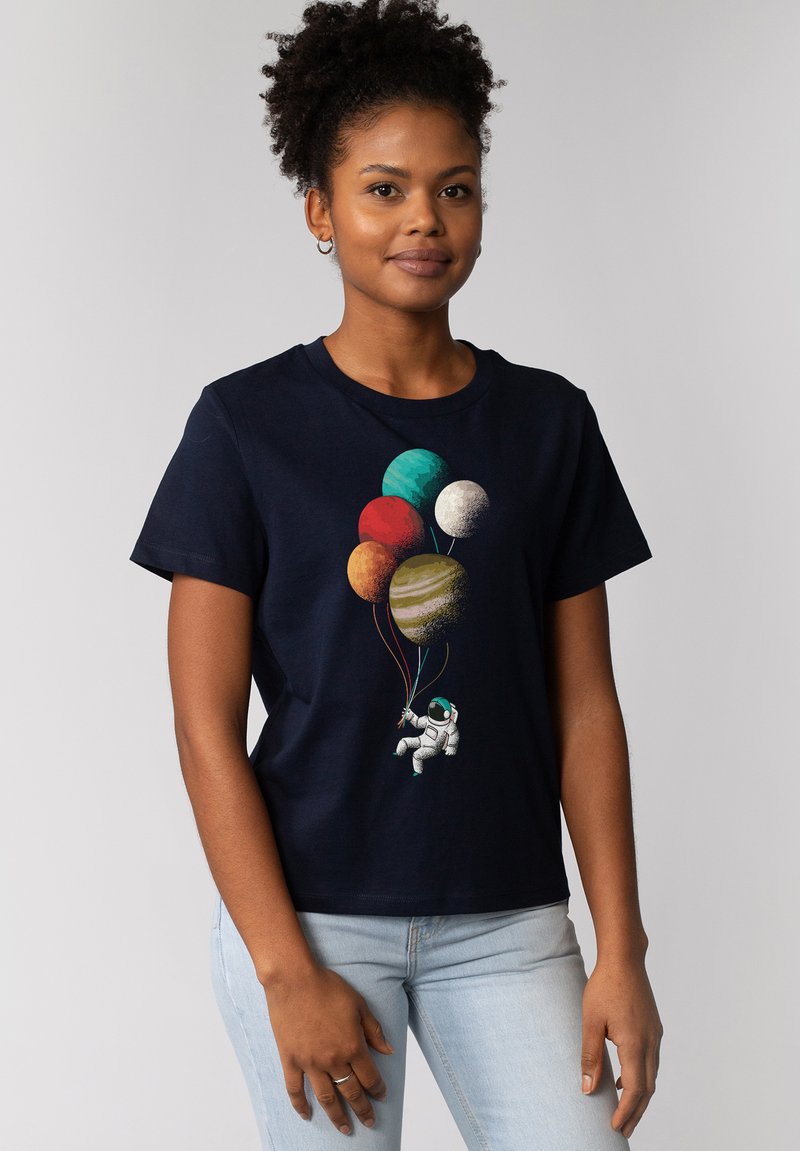 Navy Baumwoll-T-Shirt mit einem Grafikdesign eines Astronauten, der bunte Planetenballons hält. Mit kurzen Ärmeln und lässiger Passform.